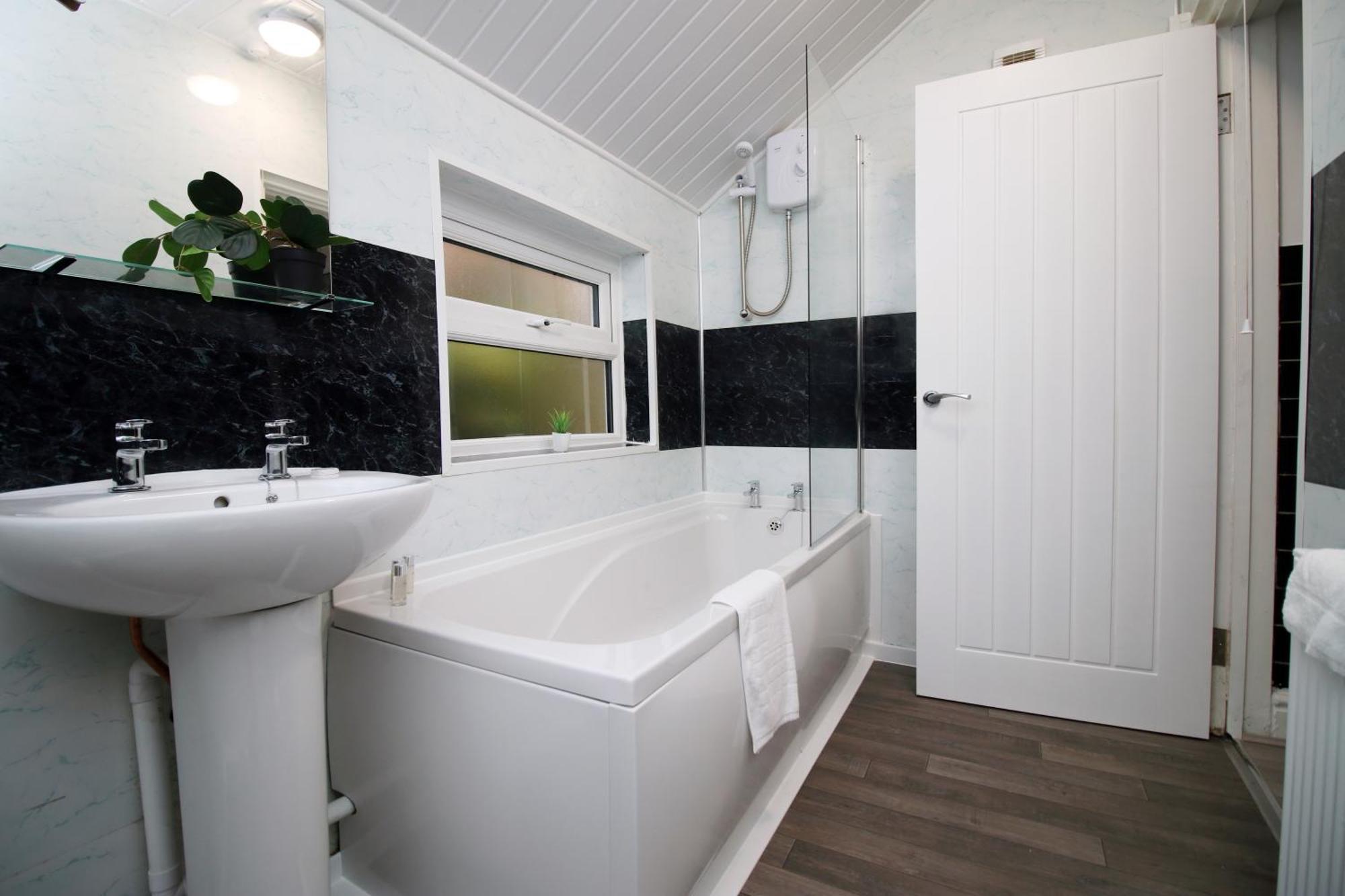 Spacious 4 Bedroom House - Moira Lodge By Ty Sa Cardiff Esterno foto